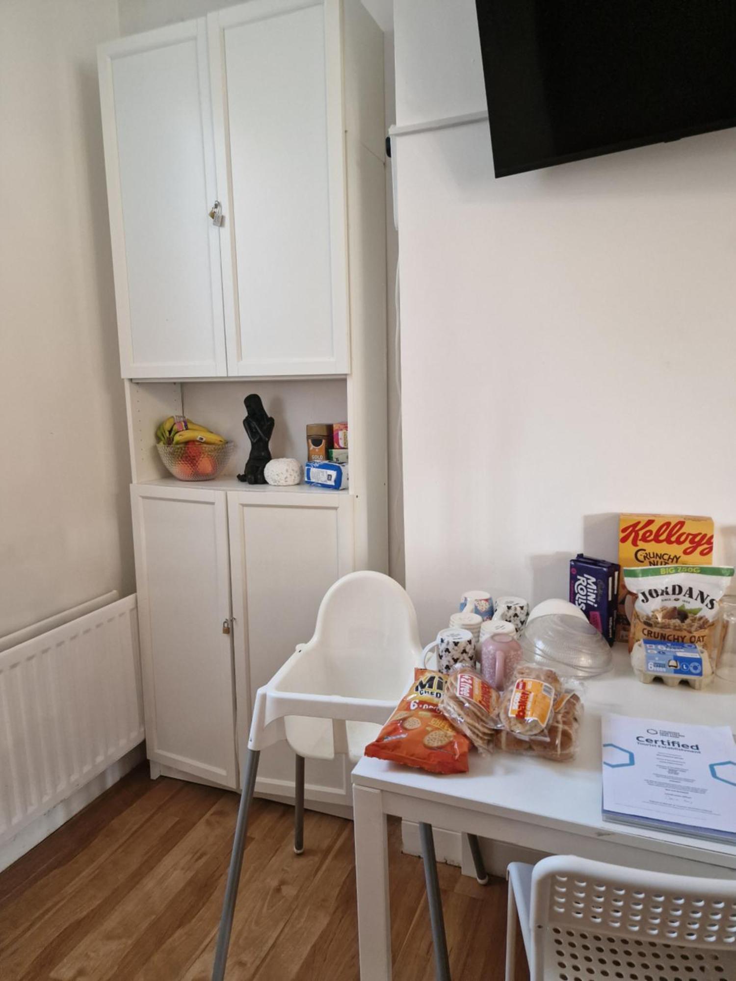 Хостел Aunty Katie'S House, Ni Tourist Board Certified & Located On The Main Oldpark Road To Belfast, With Free Continental Breakfast & Free Ultra Fast Sky Internet, Free Sky Sports & Free Sky Cinema, Self-Check In After 10Pm Gmt Экстерьер фото