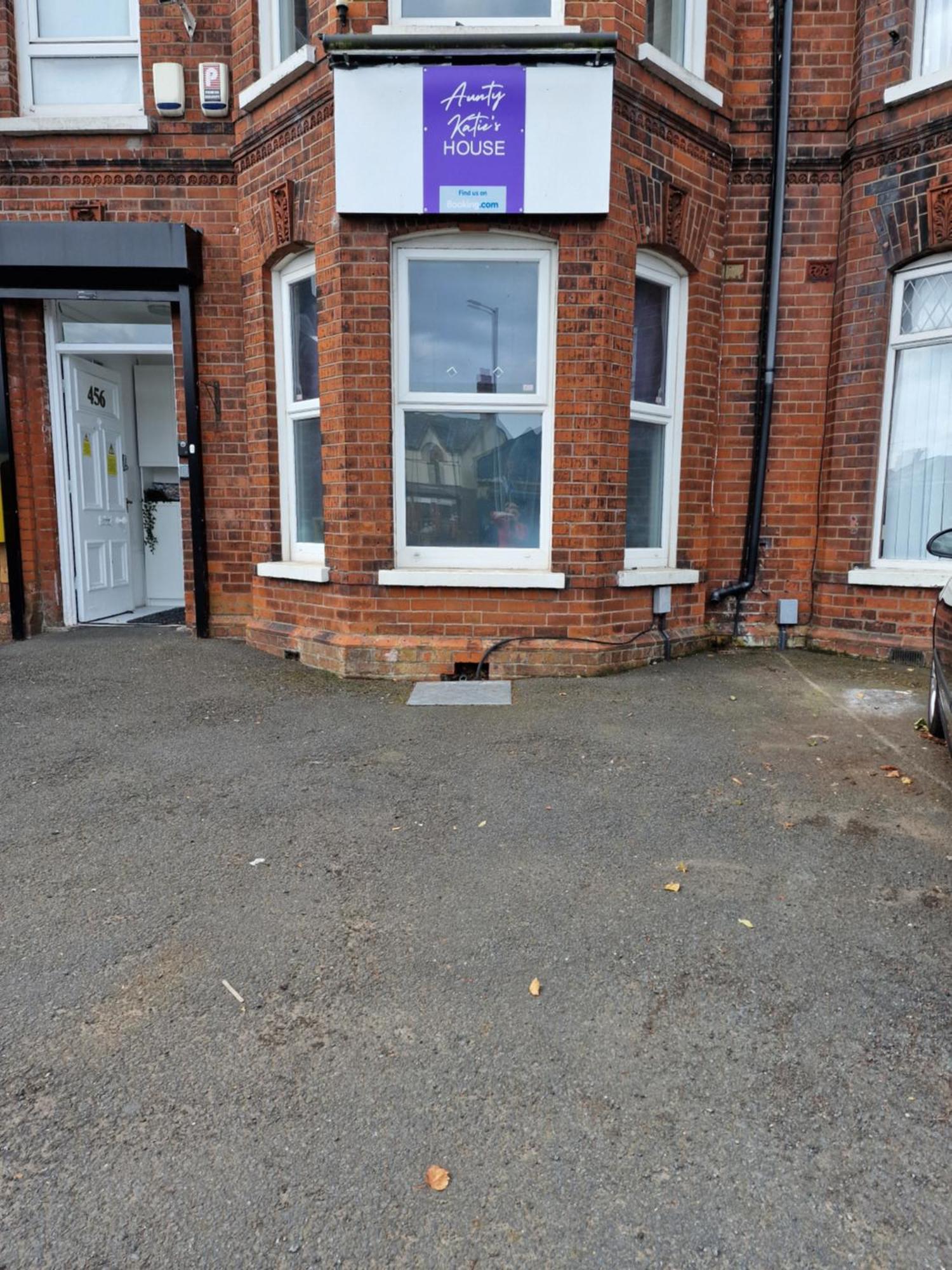 Хостел Aunty Katie'S House, Ni Tourist Board Certified & Located On The Main Oldpark Road To Belfast, With Free Continental Breakfast & Free Ultra Fast Sky Internet, Free Sky Sports & Free Sky Cinema, Self-Check In After 10Pm Gmt Экстерьер фото