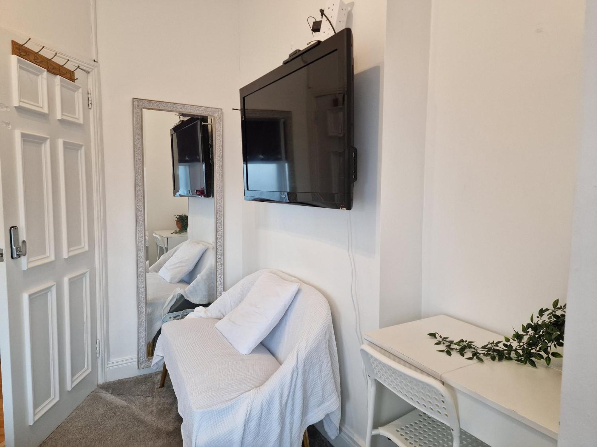 Хостел Aunty Katie'S House, Ni Tourist Board Certified & Located On The Main Oldpark Road To Belfast, With Free Continental Breakfast & Free Ultra Fast Sky Internet, Free Sky Sports & Free Sky Cinema, Self-Check In After 10Pm Gmt Экстерьер фото